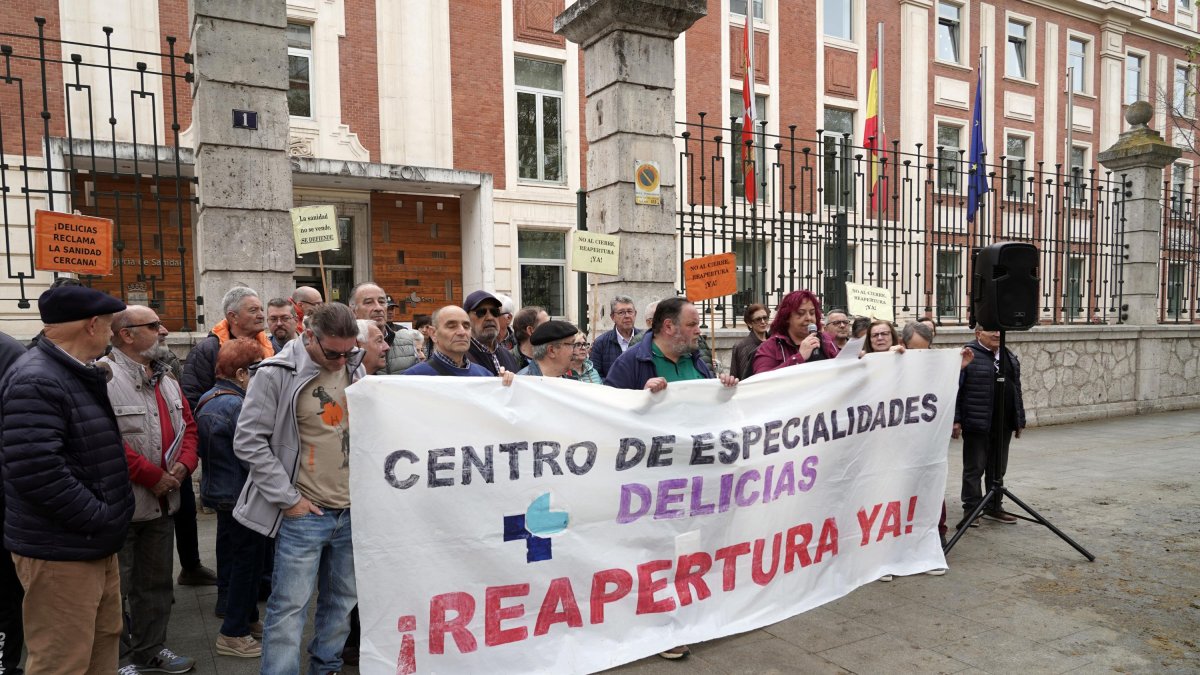 Concentración a las puertas de la Consejería de Sanidad