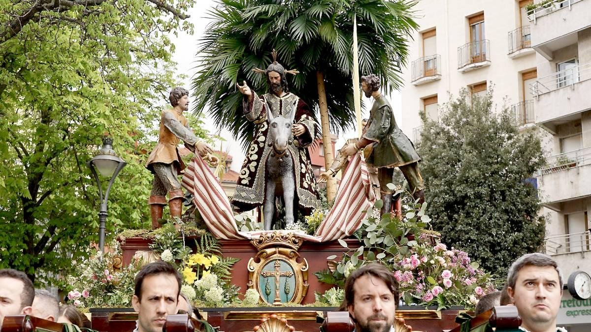 Paso de la Entrada Triunfal de Jesús en Jerusalén, más conocido como 'La Borriquilla', en el inicio de la Procesión de las Palmas de este domingo, antes de ser interrumpida por la lluvia.