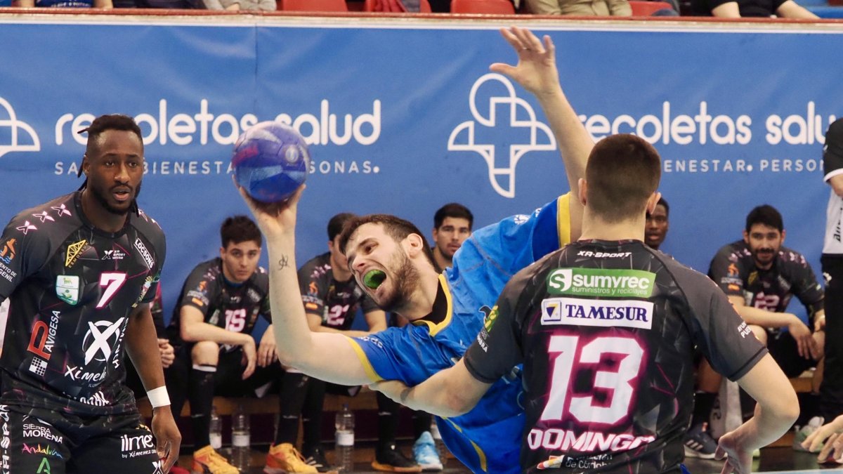Álvaro Martínez en el partido ante Puente Genil en Huerta del Rey.