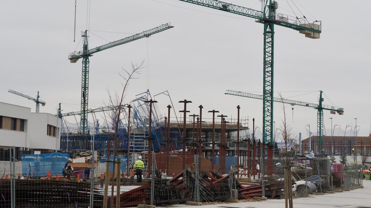 Construcción de viviendas en el barrio vallisoletano de El Peral en una imagen de archivo