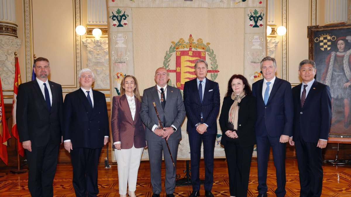 Carnero con los embajadores de siete países en el Ayuntamiento.
