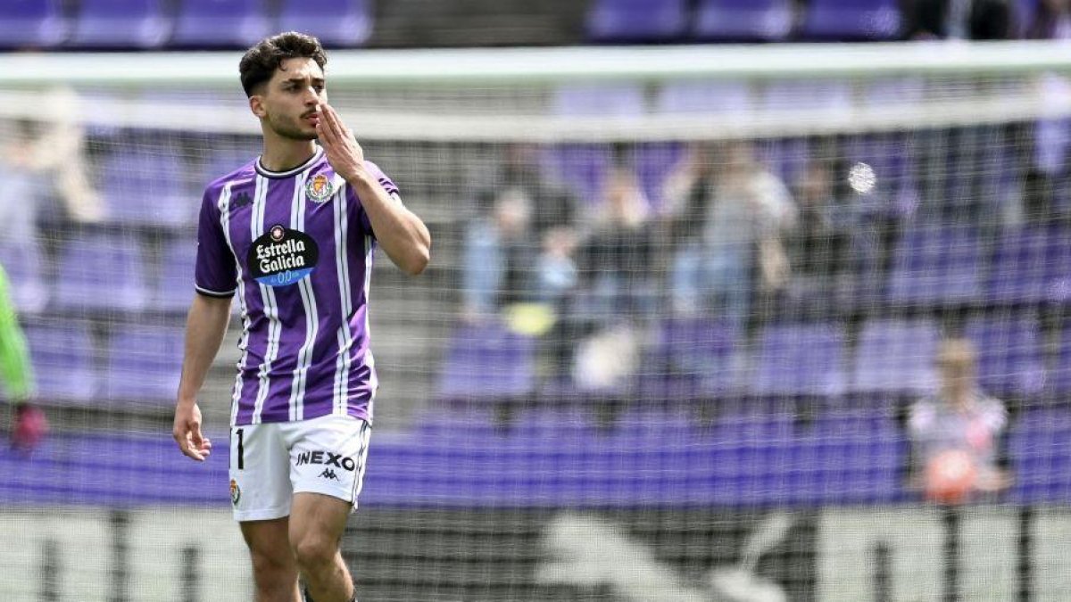 Raúl Moro celebra su gol ante Osasuna.