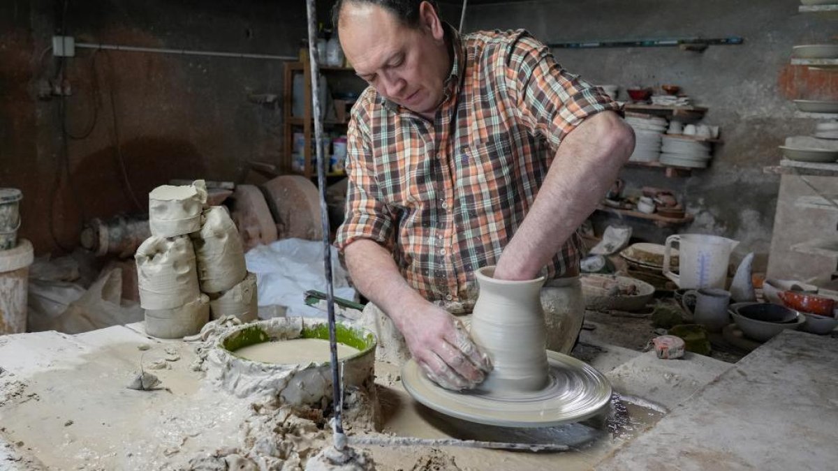 Jesús Manuel García, alias' Chusma', uno de los maestros alfareros de Portillo, moldea una pieza