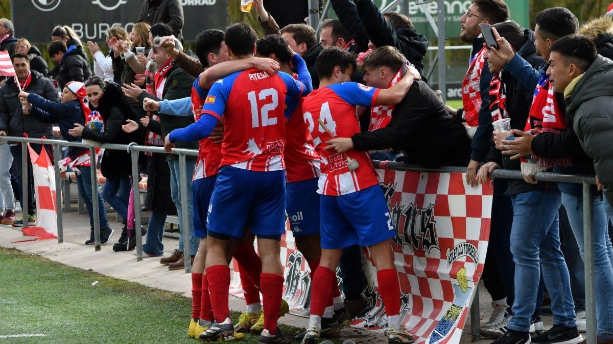 El Tordesillas celebra su postrero gol de la victoria ante el Mojados, en la última jornada.