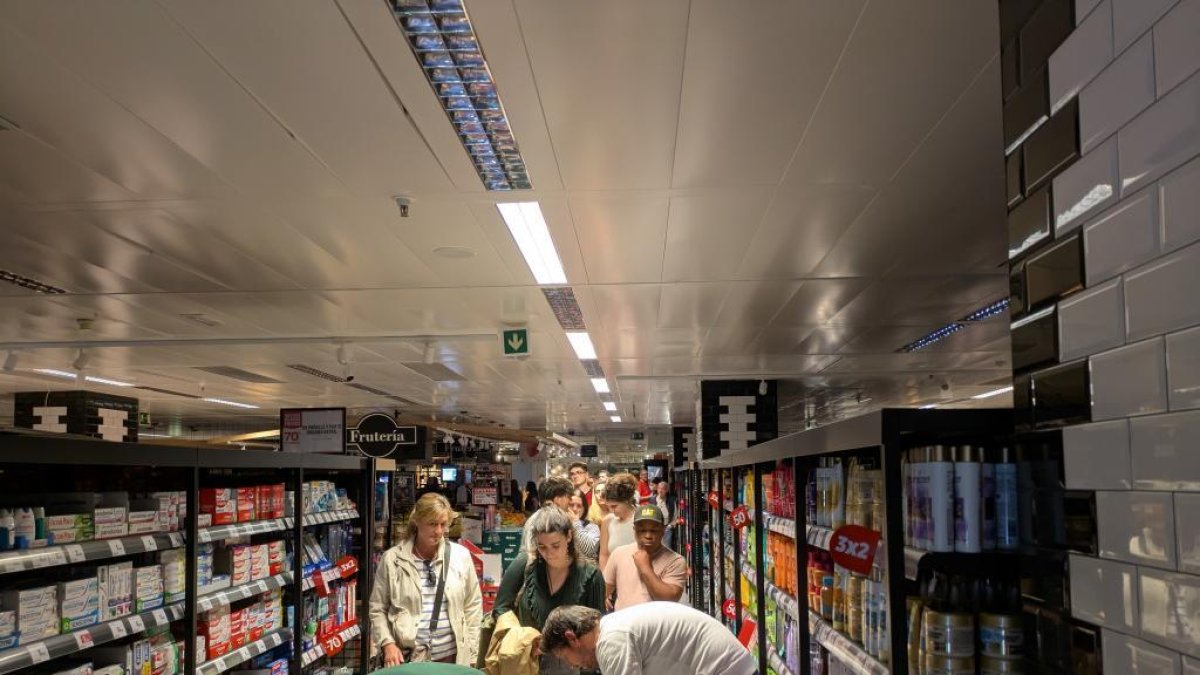 Trabajadores de un supermercado repartiendo agua