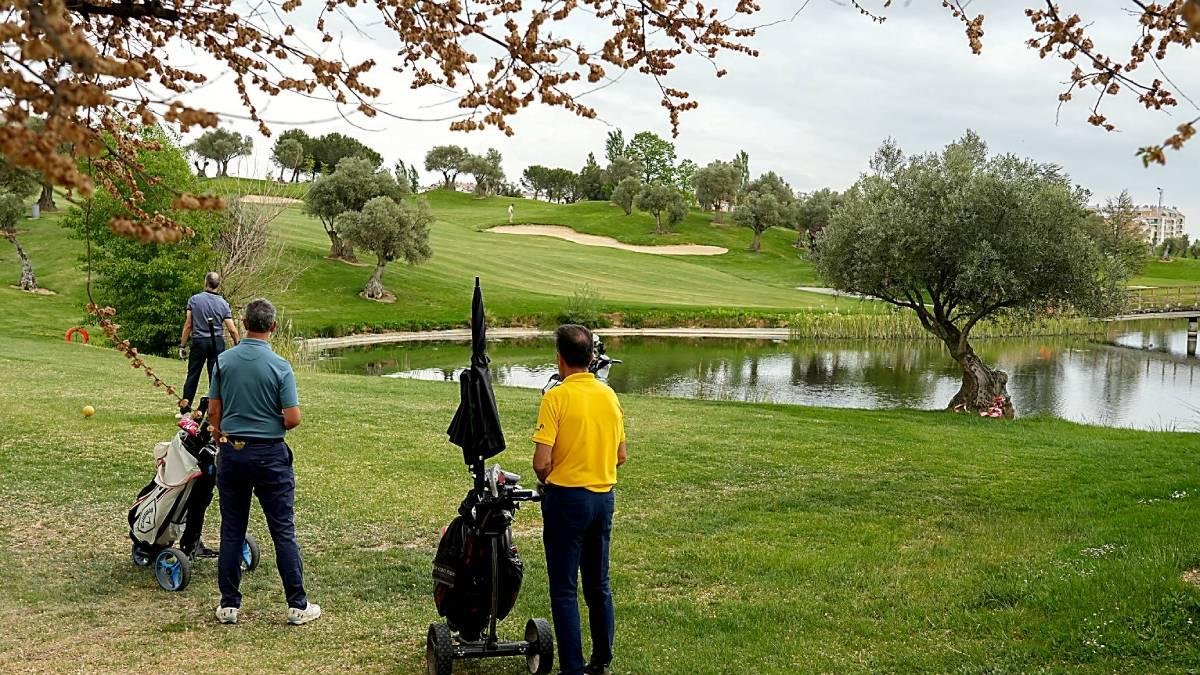 Aficionados juegan en uno de los rincones del campo de golf de Sotoverde, en Arroyo de la Encomienda.