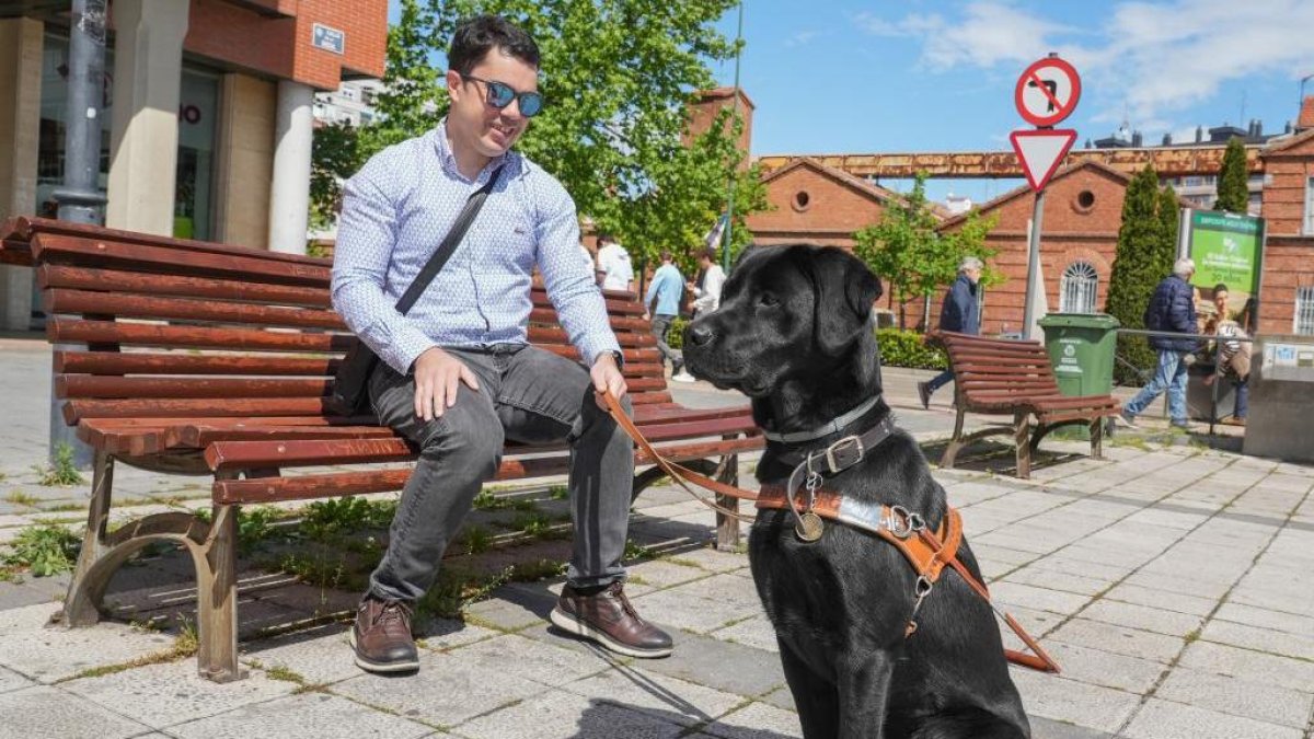 Jaime Catena junto a su perro guía Ash