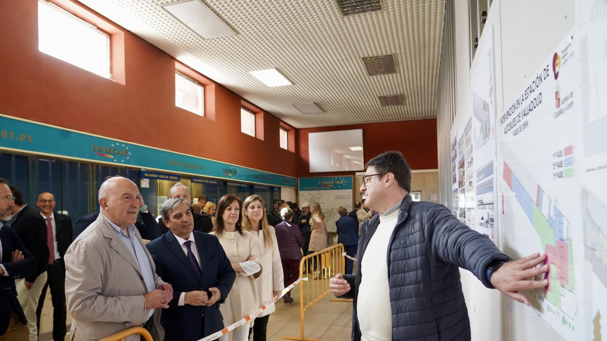 El arquitecto Fernando Liébana explica al alcalde de Valladolid y el consejero de Movilidad las obras de la estación de autobuses.