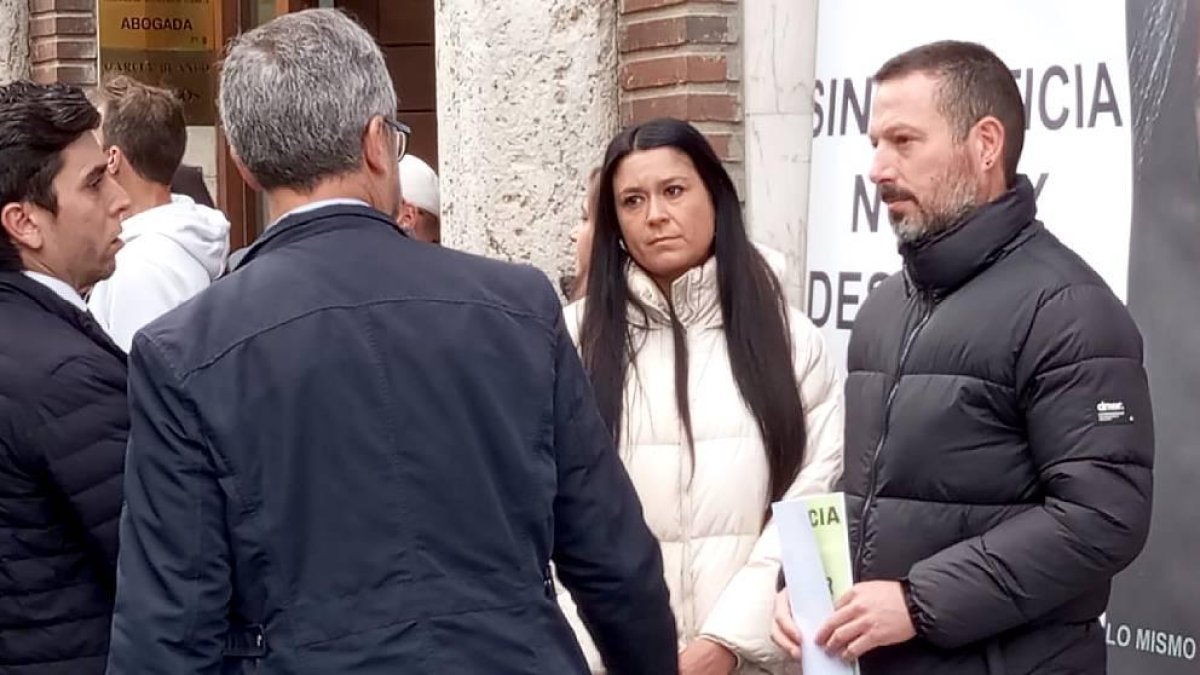 Inés López habla con los abogados a las puertas de los juzgados.
