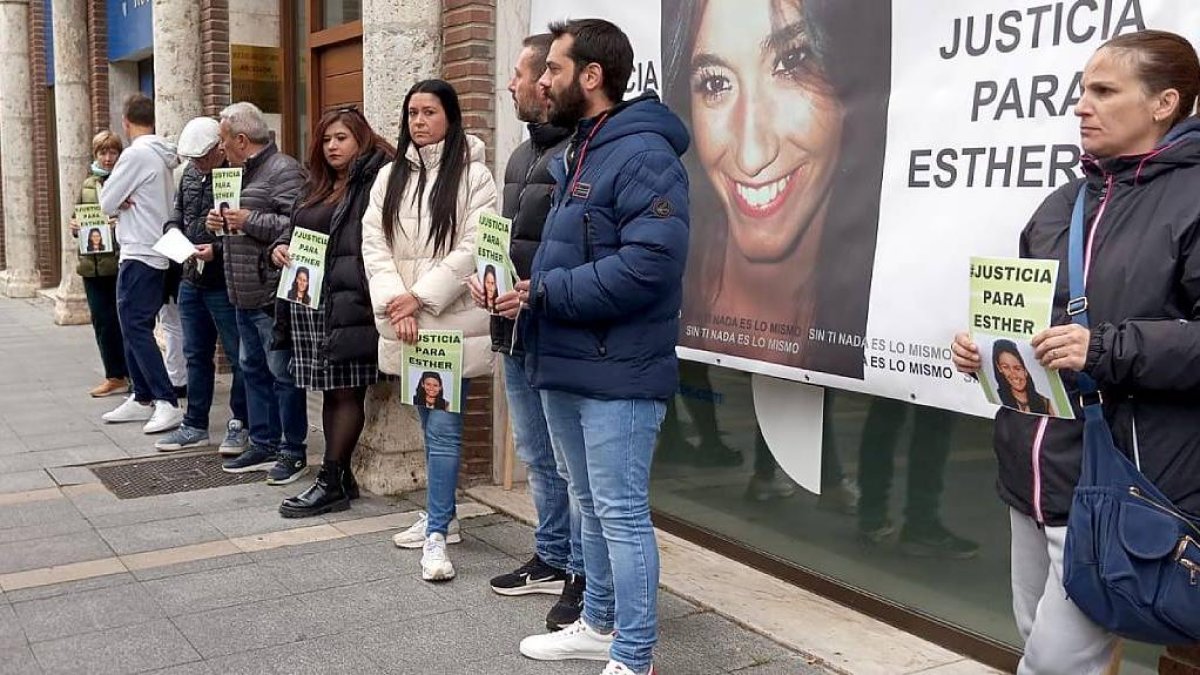 Concentración por Esther López a las puertas de los juzgados, en una imagen de archivo.