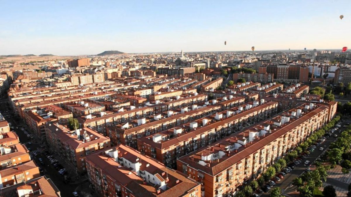 Vista aérea de bloques de viviendas en La Rondilla, en una imagen de archivo.