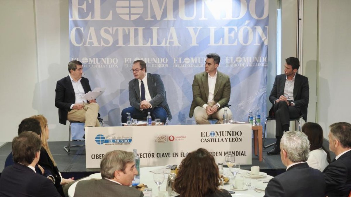Los ponentes, durante la mesa de debate.