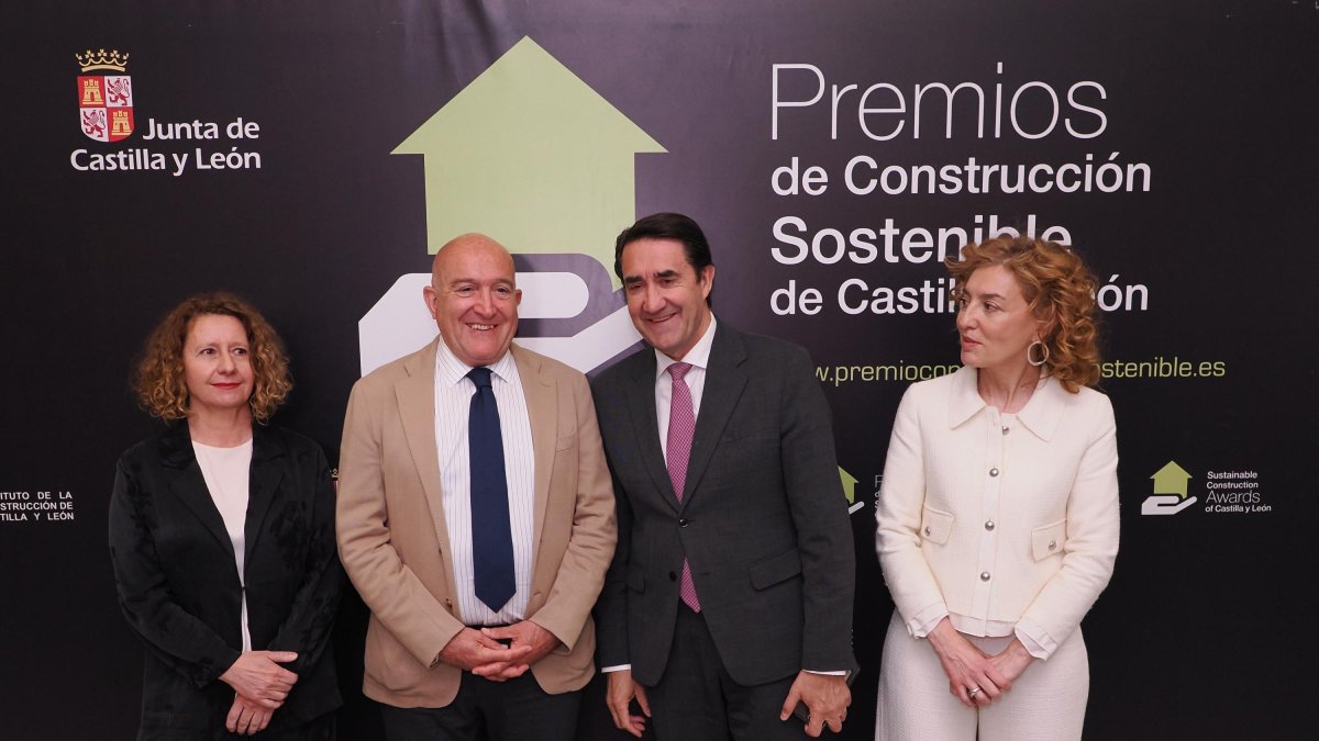 Jesús Julio Carnero y Juan Carlos Suárez-Quiñones, junto a Susana Moreno y María Pardo en los Premios de Construcción Sostenible.
