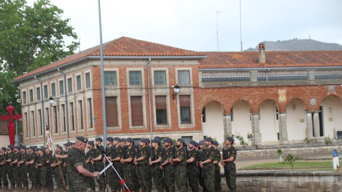 Regimiento de Caballería 'Farnesio' 12 en el acto de despedida