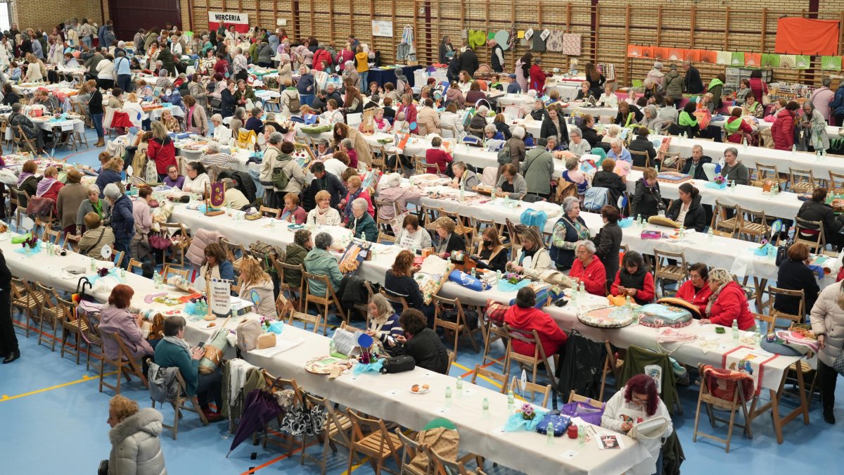 IV Encuentro de Bolillos y Vainicas en el Polideportivo Rondilla en las Fiestas de San Pedro Regalado 2025, imagen de archivo.
