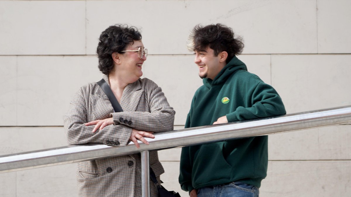 Cristian, joven vallisoletano transexual, junto a su madre Mar