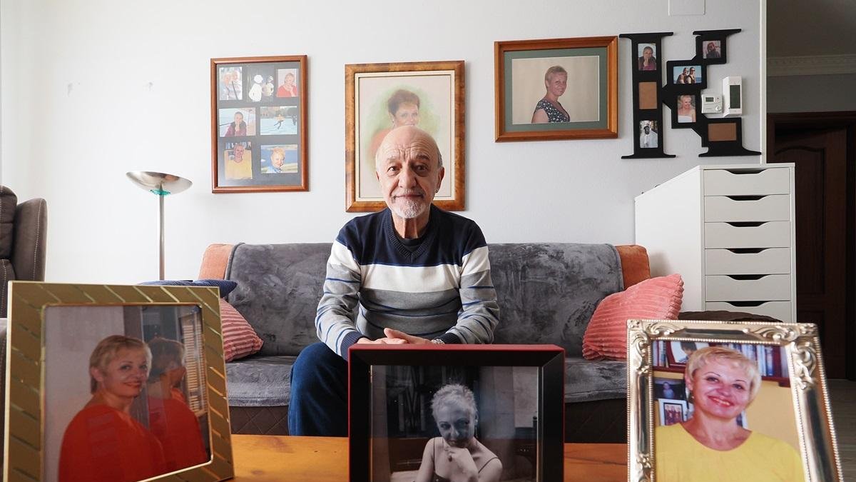 Miguel, con fotos de Yolanda, vallisoletana que recibió la eutanasia.