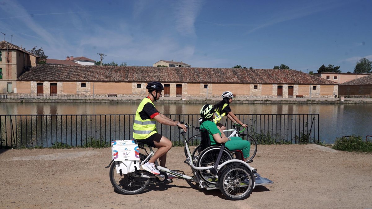 Decenas de personas participan en una ruta ciclista adaptada en Medina de Rioseco organizada por la UEMC