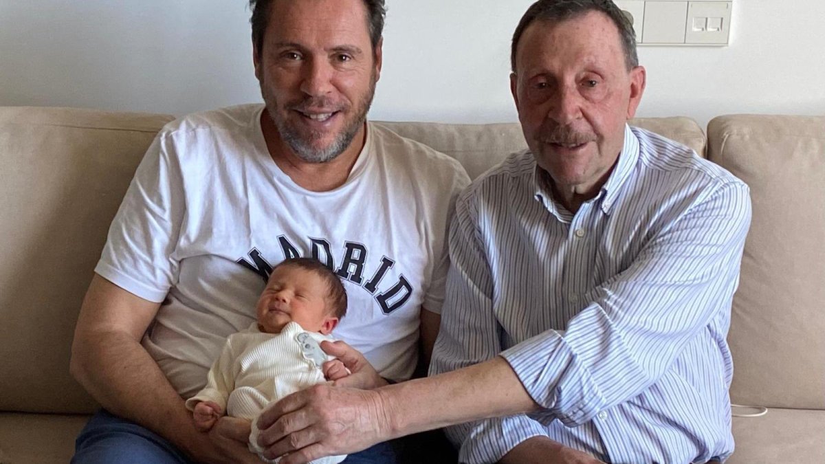 El ministro Óscar Puente posa en la foto con su padre y su hijo recién nacido