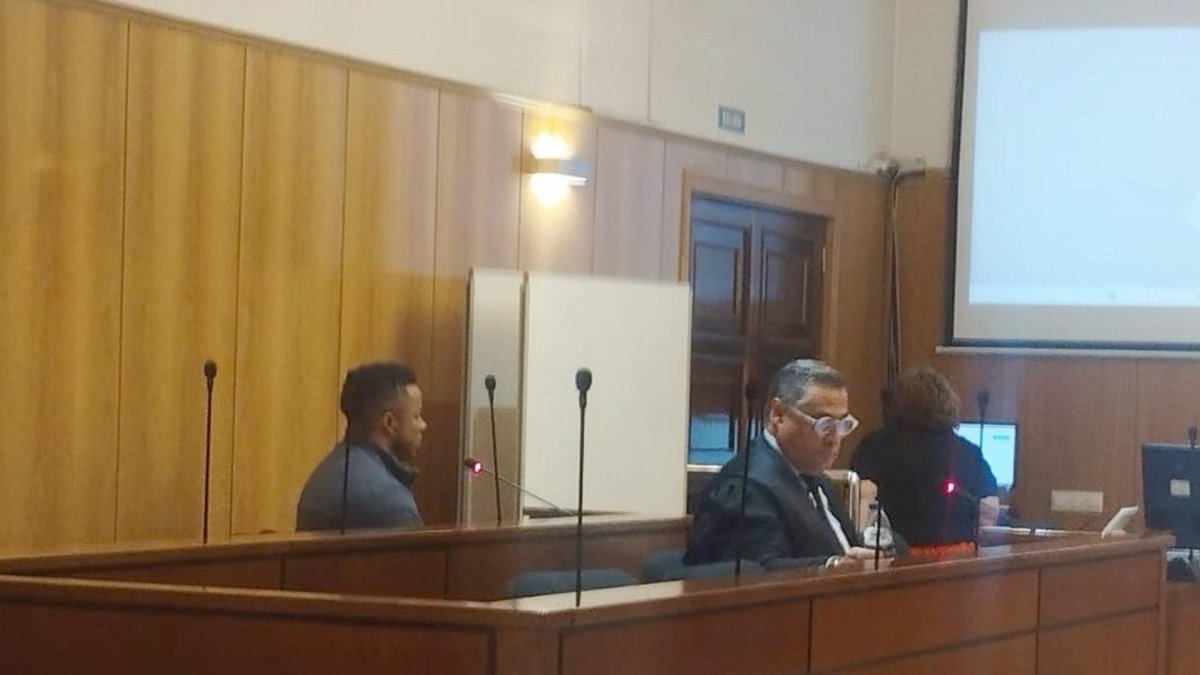 El peluquero 'narco' confeso asume 6 años pero niega la propiedad del puño americano hallado en su coche.

sss