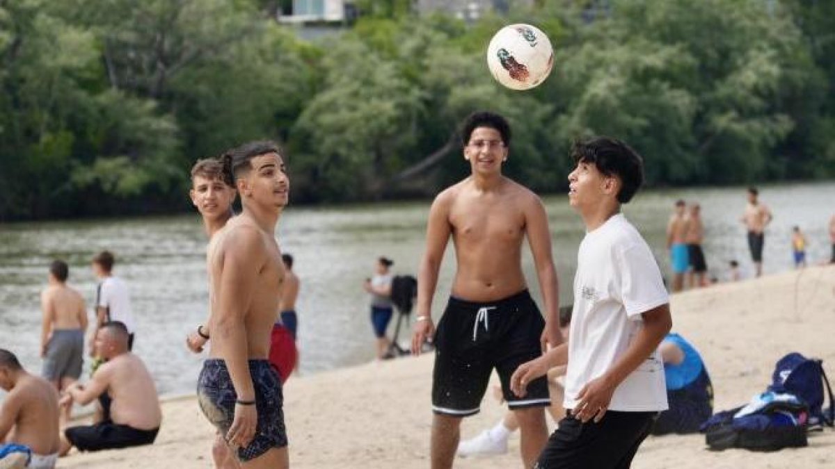 Ambiente veraniego en la Playa de las Moreras de Valladolid