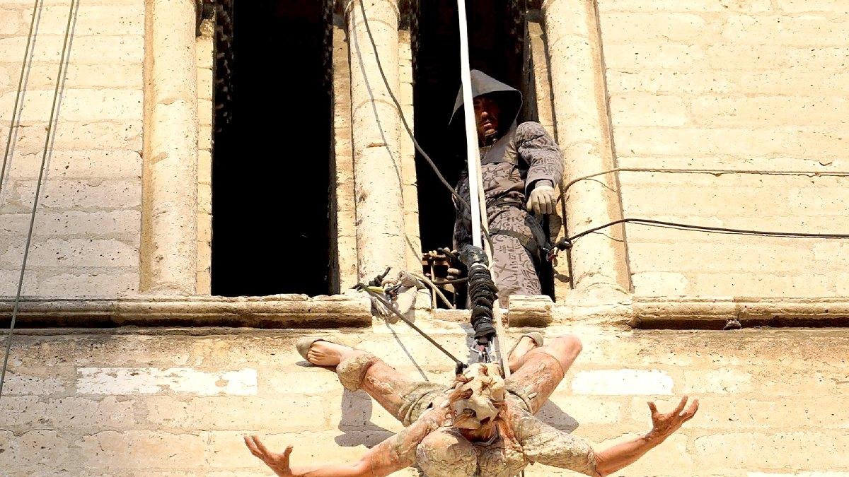 La compañía Lézards Bleus en la jornada inaugural del TAC, durante su actuación en la torre de la iglesia de La Antigua.