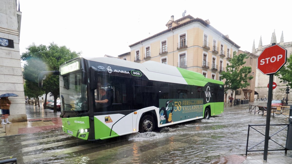Autobús en la zona centro tras la tormenta en Valladolid
