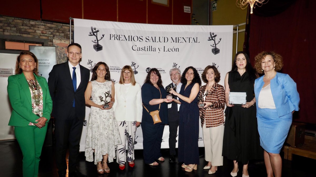 Foto de autoridades y galardonados de los Premios Salud Mental CyL 2025.