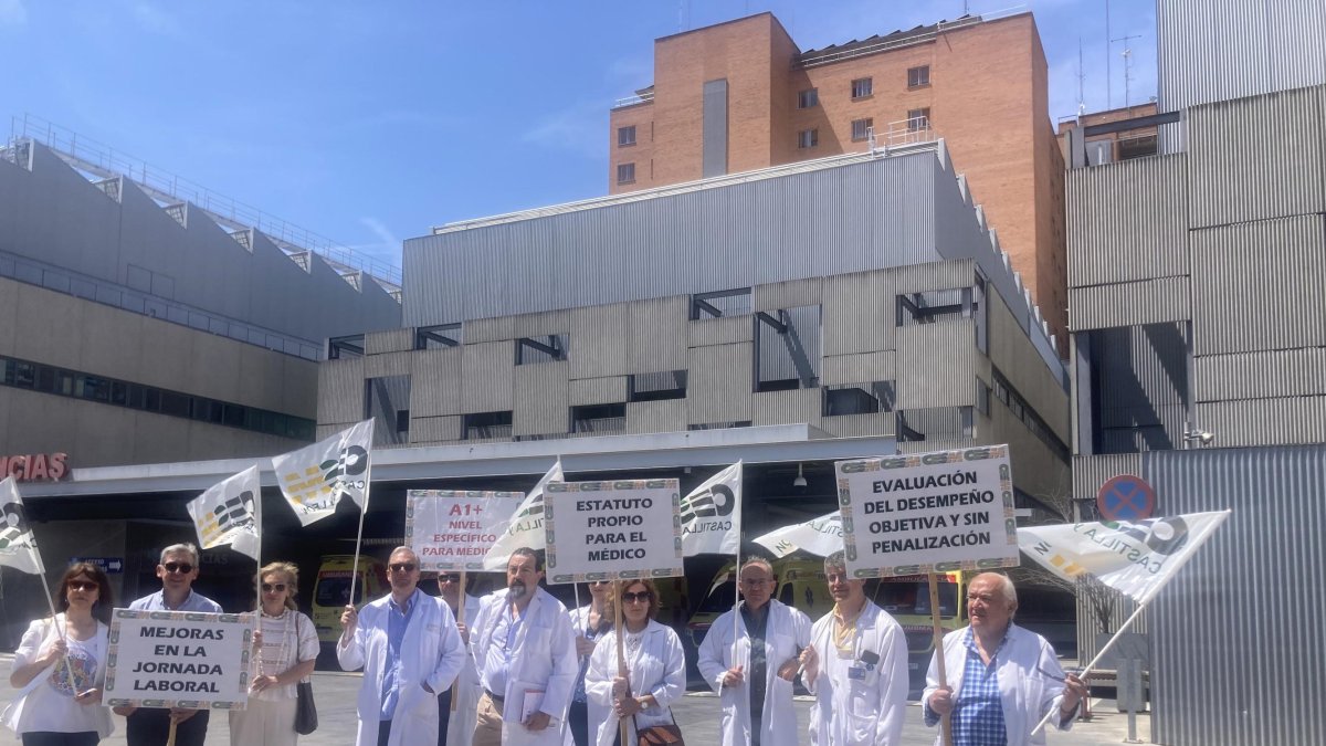 Concentración del sindicato CESM a las puertas del Clínico de Valladolid.