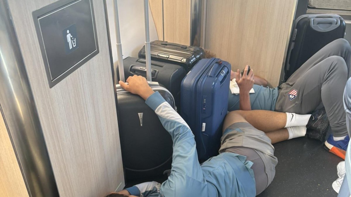 Viajeros en el suelo tras no haber asientos disponibles