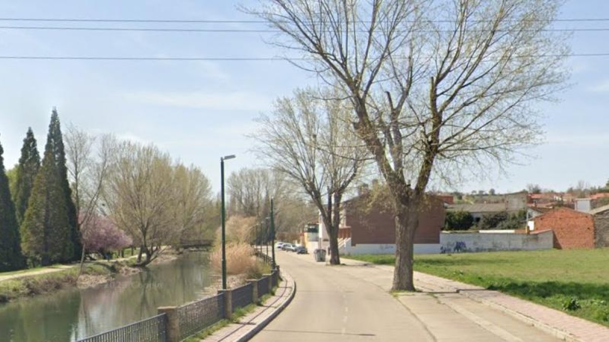 Calle Parva de la Ría, en Fuente Berrocal, donde comenzará la vía ciclista