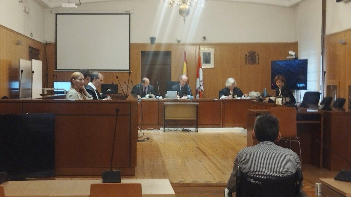El matrimonio acusado de traficar en el Barrio de España pacta un año y diez meses y no entrará en prisión.
Un año y diez meses de prisión, que no llegarán a cumplir, frente a los cuatro que inicialmente solicitaba para ellos la fiscal del caso, es el ventajoso acuerdo alcanzado esta mañana en la Audiencia de Valladolid por los integrantes del matrimonio detenido en agosto de 2023 por la Policía Nacional bajo la acusación de traficar al 'menudeo' en el Barrio de España.
POLITICA CASTILLA Y LEÓN ESPAÑA EUROPA VALLADOLID