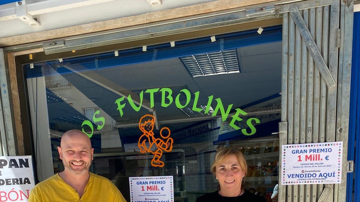 Los dueños de Lotería 'Los Futbolines', Juan Carlos y María Pilar Arribas Galindo, con el número premiado