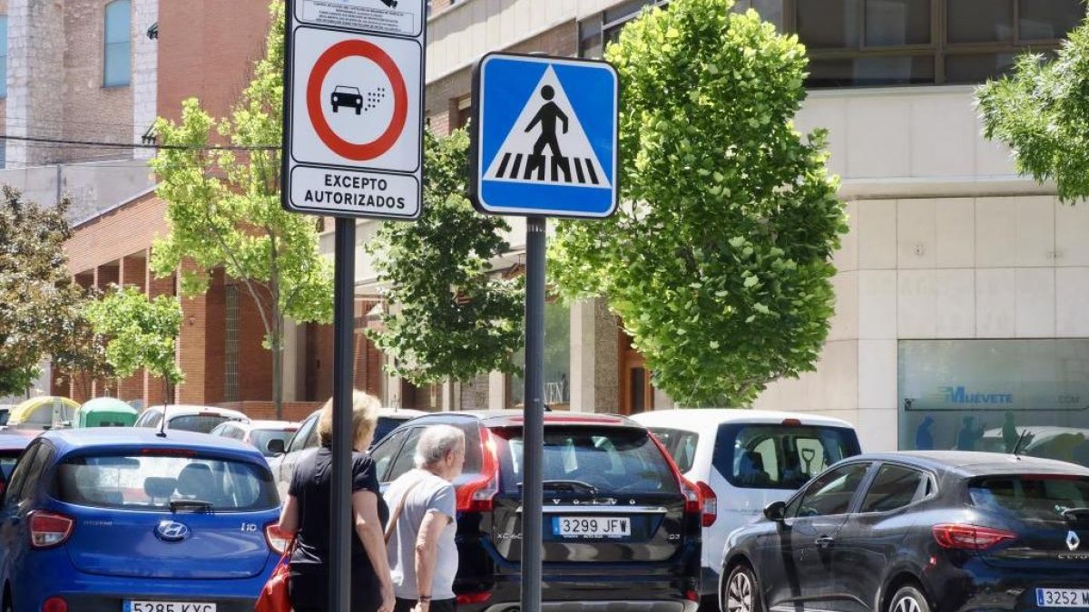 Señalización y cámaras de la Zona de Bajas Emisiones de Valladolid.