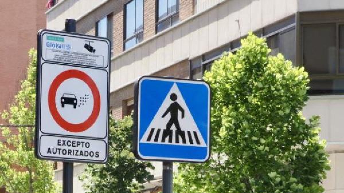 Un coche accede a una de las calles que se encuentra dentro de ZBE, en una imagen de archivo.