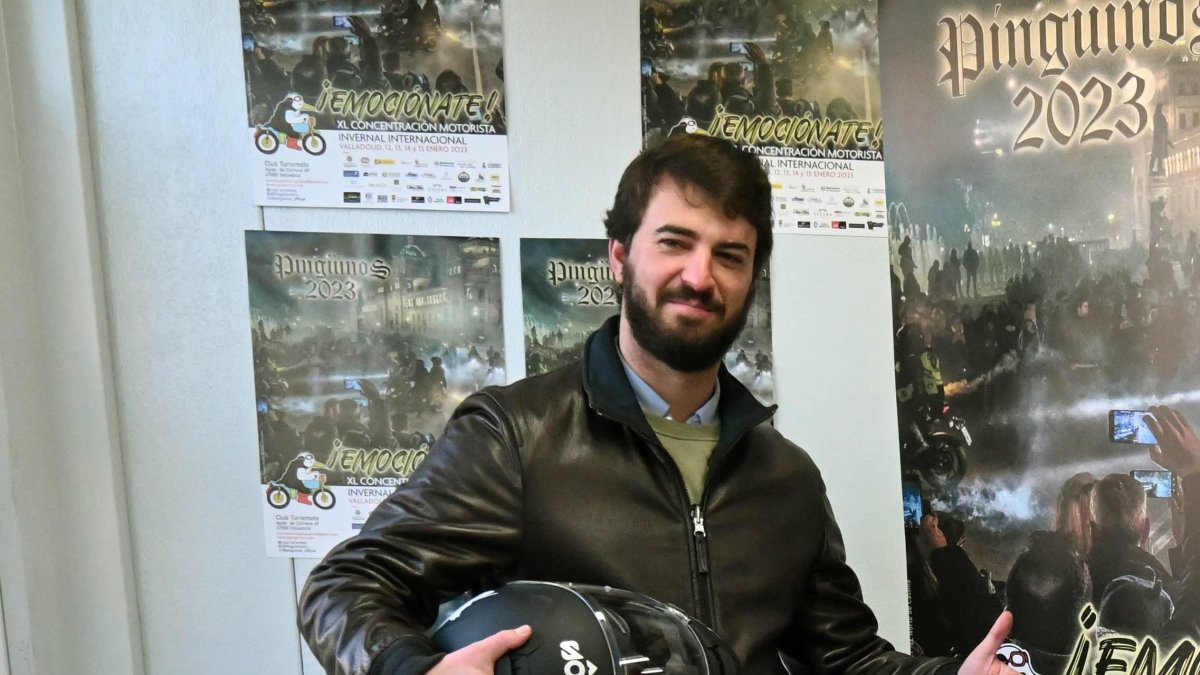 García-Gallardo con casco de moto en su visita a Pingüinos en 2023.