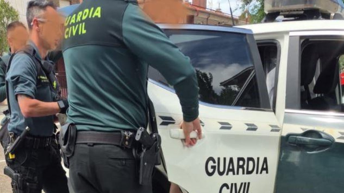 La Guardia Civil detiene a dos personas por robar ropa en el Río Shopping.