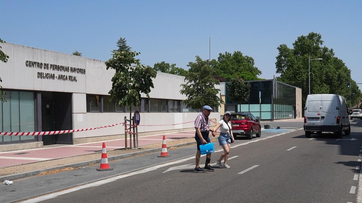 Centro de vida activa de Arca Real, con el edificio acristalado que ocupó Mercadona al fondo.
