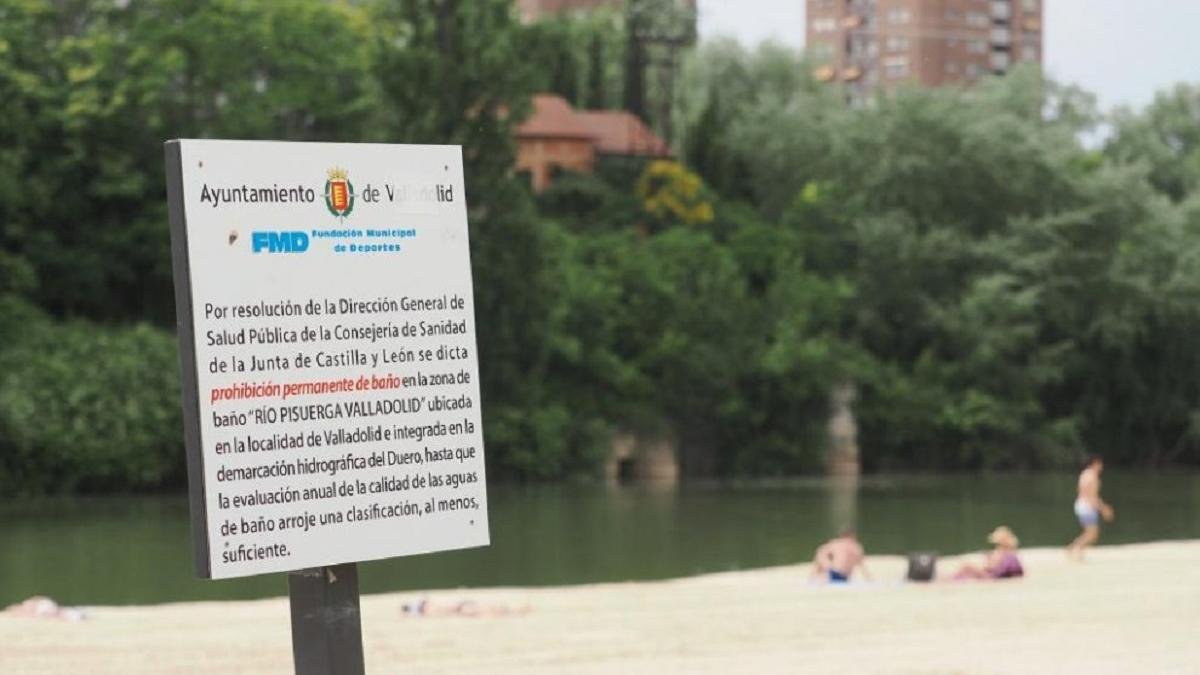 Cartel con la prohibición baño en la playa de Moreras en Valladolid.