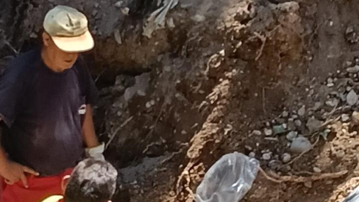 Los operarios trabajan en reparar la avería que ha provocado el corte de suministro de agua en Tudela.