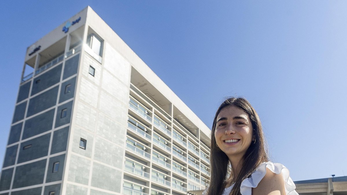 La investigadora Lucía Simón Vicente, junto al Hospital Universitario de Burgos.