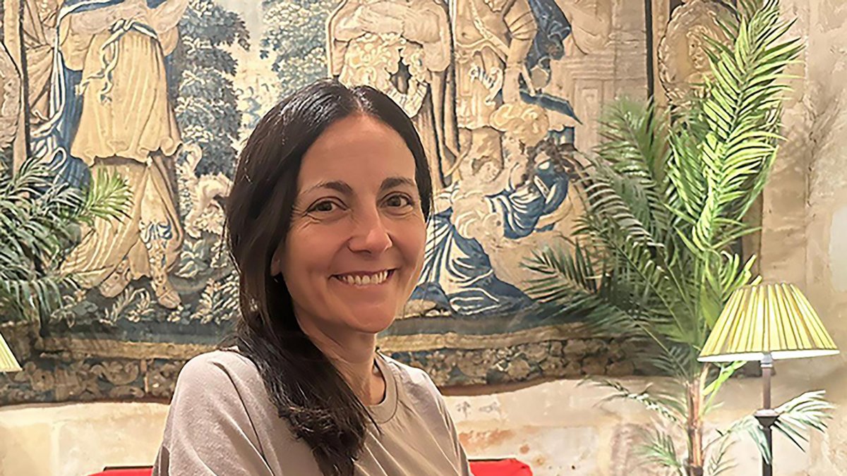 Pilar posa sentada en una de las estancias interiores del castillo, hoy Posada Real.