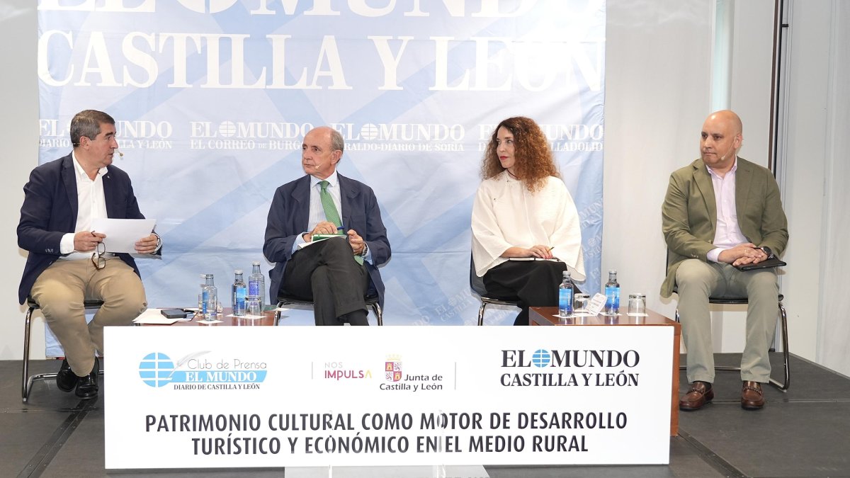 Pablo R. Lago, Ramón Castresana, Marian Revuelta y Julio César García en el Club de Prensa de El Mundo.