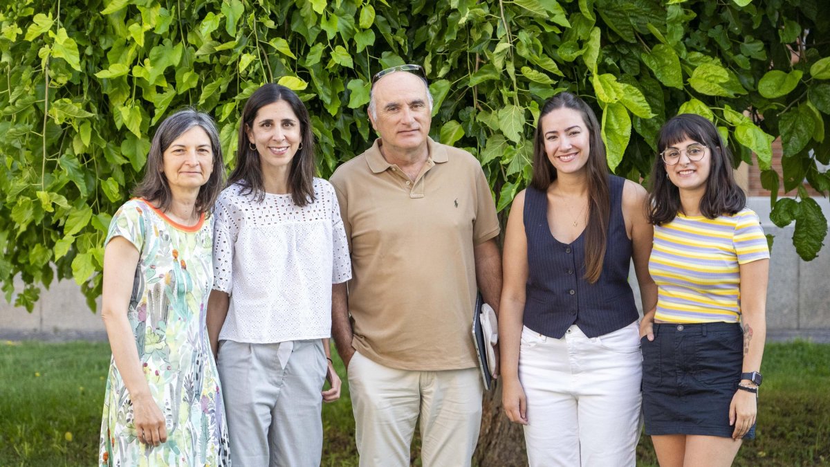 Cristina Domínguez, psiquiatra infanto-juvenil; Sara Izquierdo, psicóloga clínica; Carlos Imaz Roncero, psiquiatra infanto-juvenil; y Ana Adarve y Celia Chamorro, enfermeras especialistas en Salud Mental.