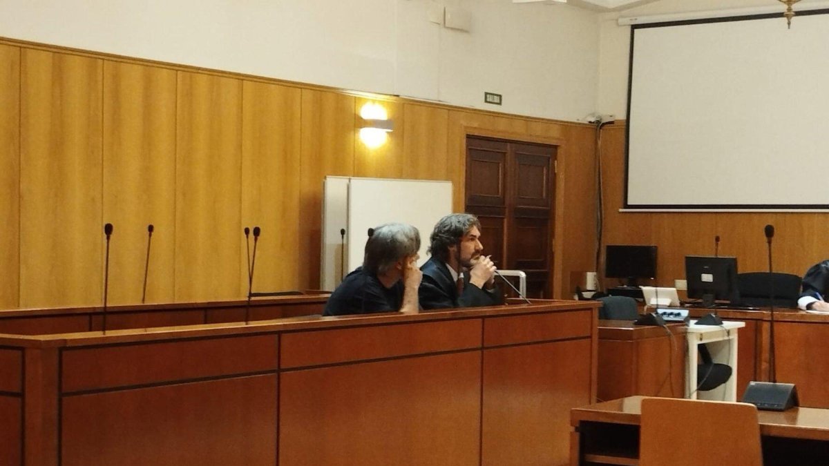 El acusado, primero por la izquierca, junto a su letrado defensor durante la vista de conformidad