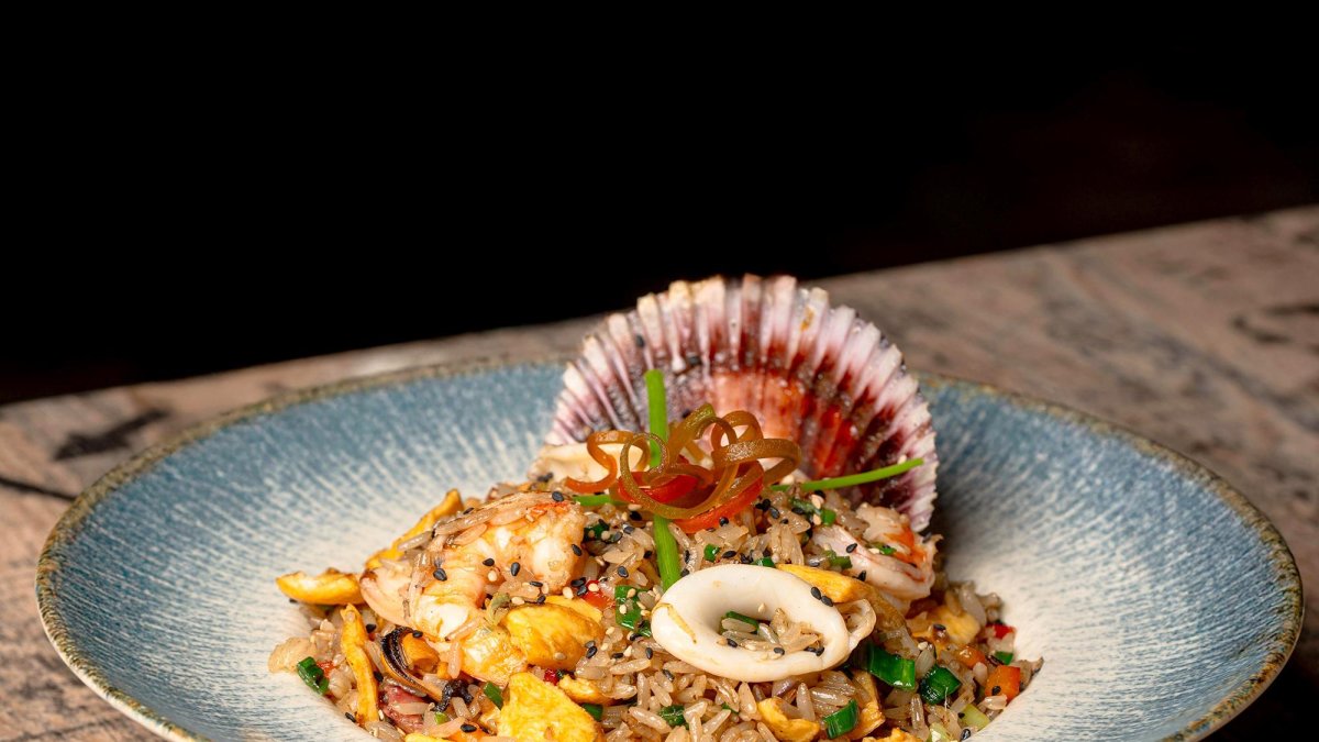 ARROZ FRITO CON DELICIAS DE MAR Y TIERRA