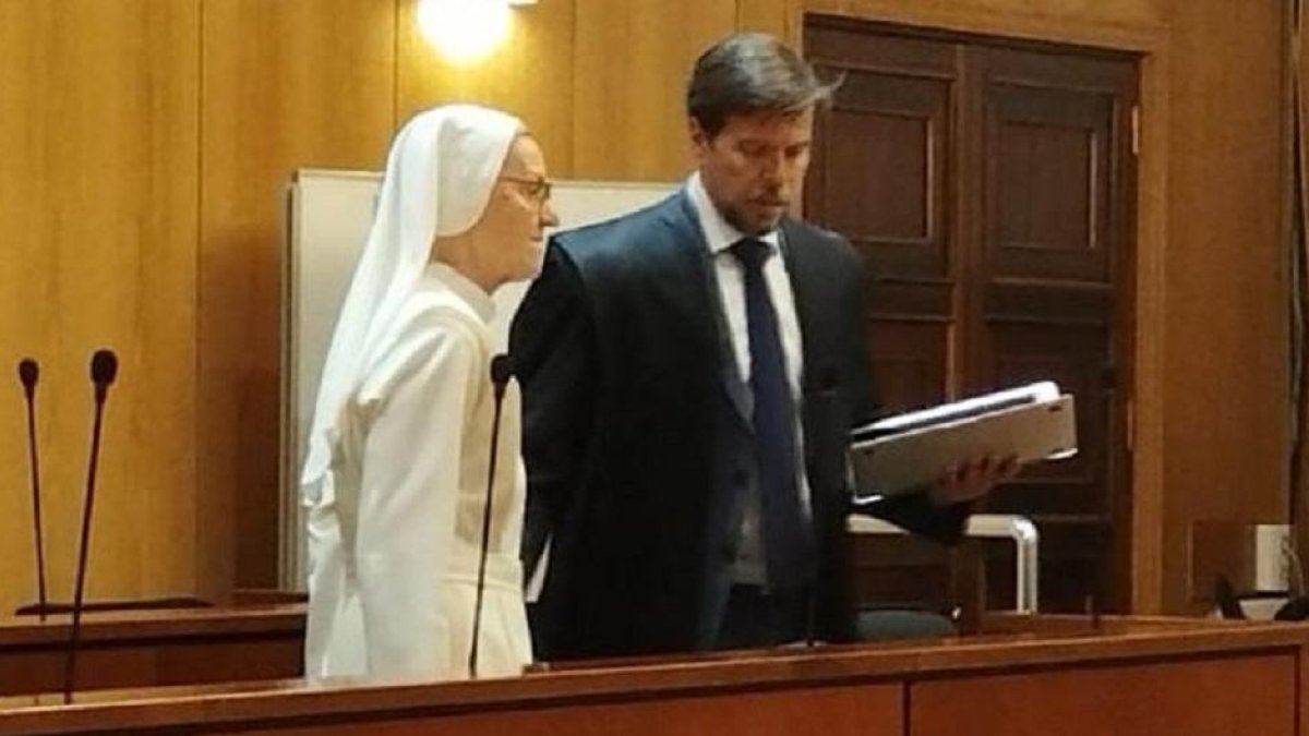 La monja, en una imagen del juicio junto a su abogado.