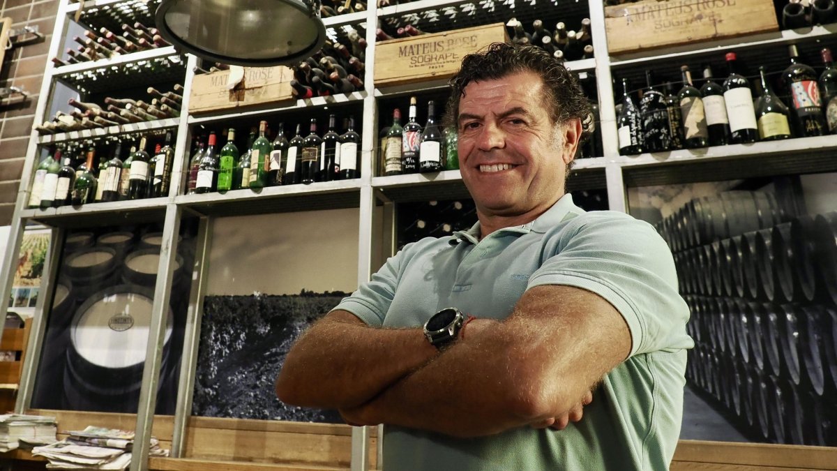 Óscar Garrote, ayer, en su establecimiento Vino Tinto.