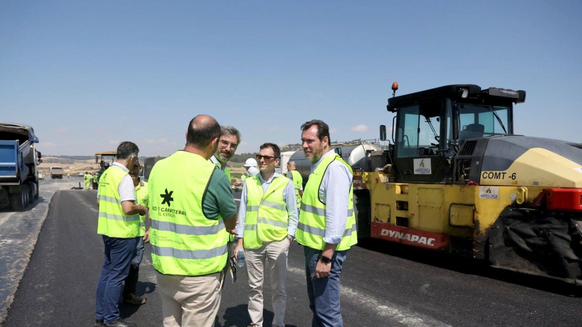 El ministro de Fomento, Óscar Puente, visita las obras de la A-11 en los tramos de Quintanilla y Olivares y Tudela y Olivares, junto con el portavoz en el Ayuntamiento, Pedro Herrero