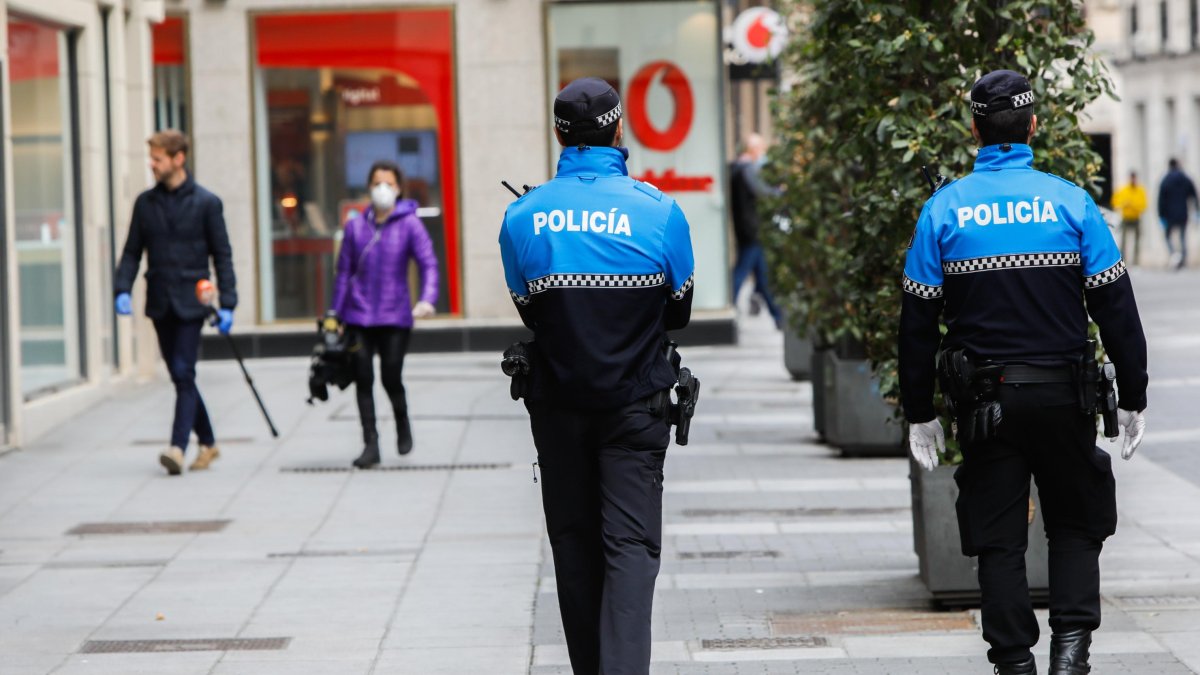 Patrulla de agentes de la Policía Municipal en Valladolid en una imagen de archivo.